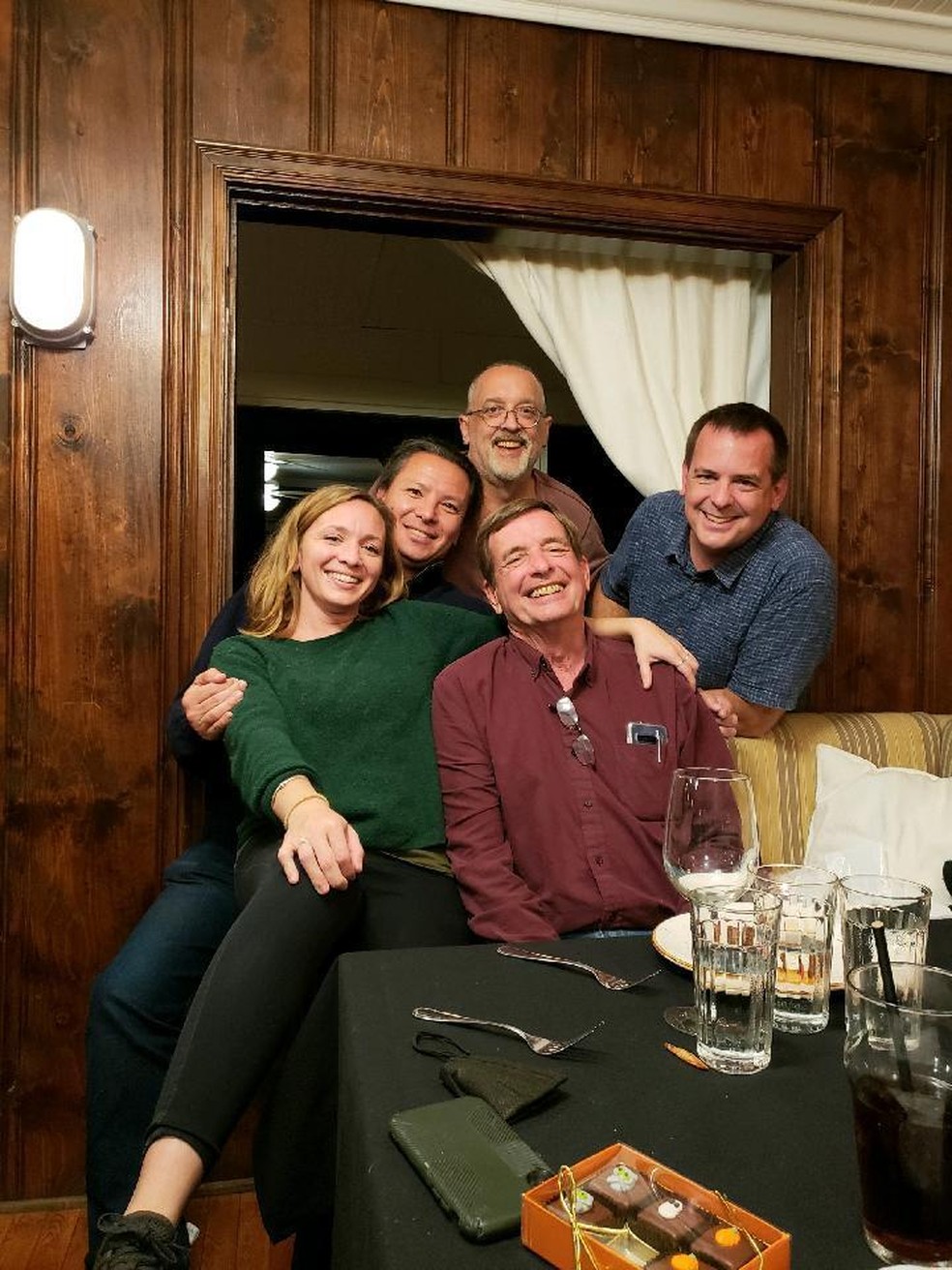 Doug Olson e a família em foto de 2021 — Foto: Arquivo Pessoal via AP