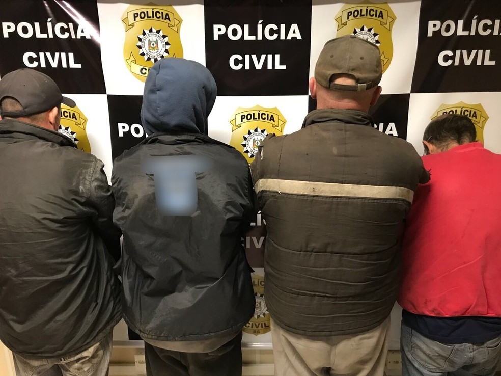 Quatro suspeitos foram presos pela polícia durante a ação (Foto: Polícia Civil/Divulgação)