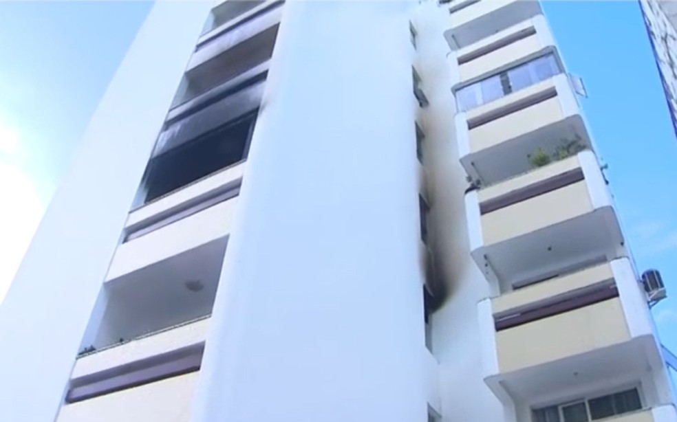 Imóvel na Barra foi atingido pro incêndio e homem morreu ao tentar fugir das chamas — Foto: Reprodução/TV Bahia