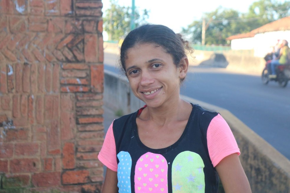 Maria Eugênia Costa e Silva, 27 anos, ou Aninha, como é conhecida, vende cajá 'no grito' em Teresina. — Foto: Lucas Marreiros / G1