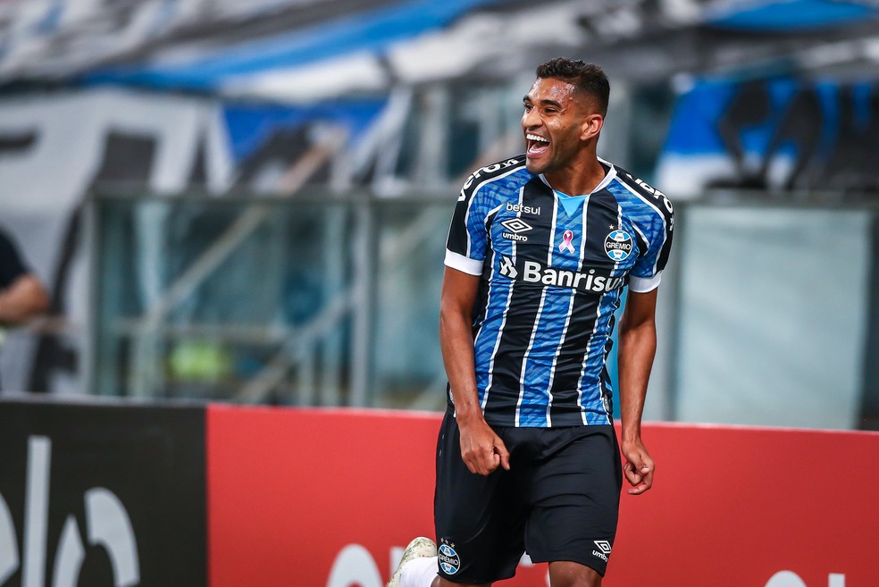 Grêmio encaminhou o empréstimo de Isaque (foto) ao Fortaleza — Foto: Lucas Uebel / Grêmio FBPA