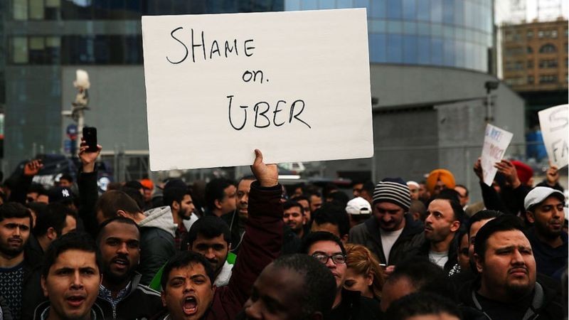 'Vergonha, Uber', diz um cartaz em protesto de motoristas em Nova York (Foto: Getty Images)