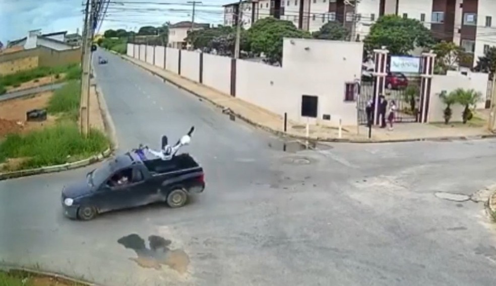 Motociclista é atropelado e cai dentro de carroceria de carro em Vitória da Conquista — Foto: Blog Ricardo Nolasco
