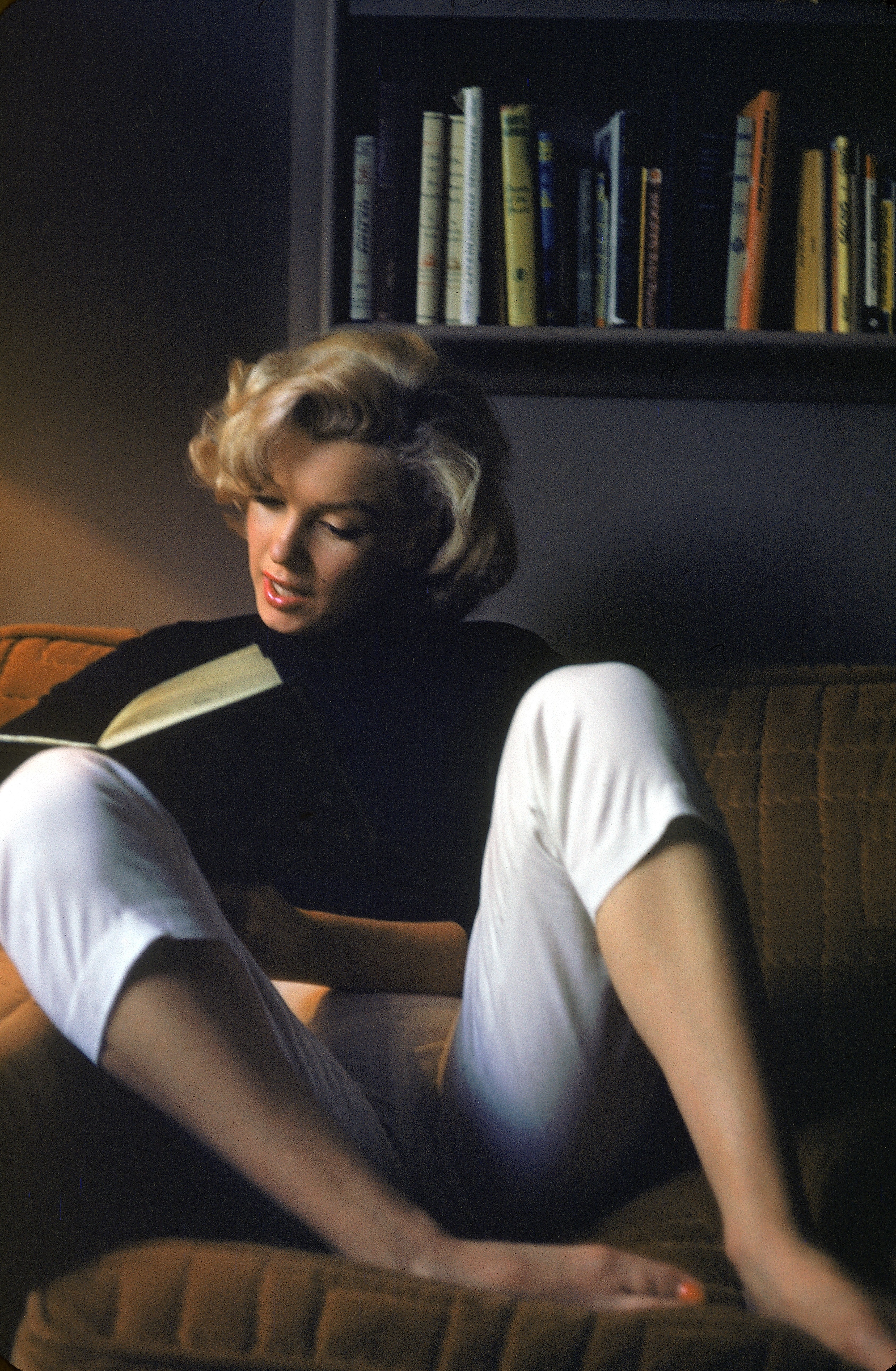 Marilyn Monroe lendo em casa. Califórnia, Estados Unidos, Maio de 1953 (Foto: Alfred Eisenstaedt/Pix Inc./The LIFE Picture Collection via Getty Images)
