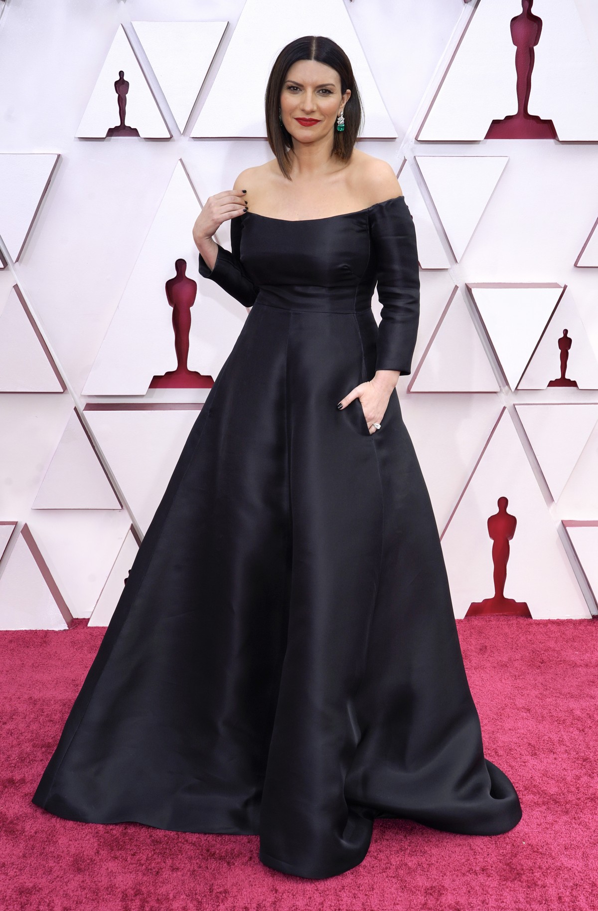 Oscar 2021: Laura Pausini brilha no tapete vermelho com ...