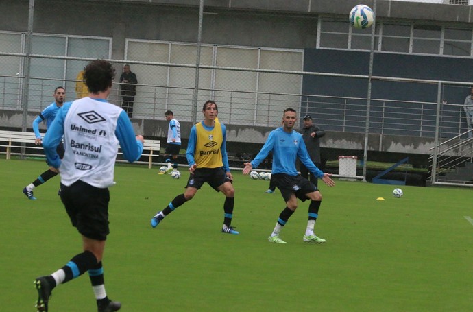 Roger comanda 1º treino técnico, dá dicas a Júnior e testa Bastos na lateral