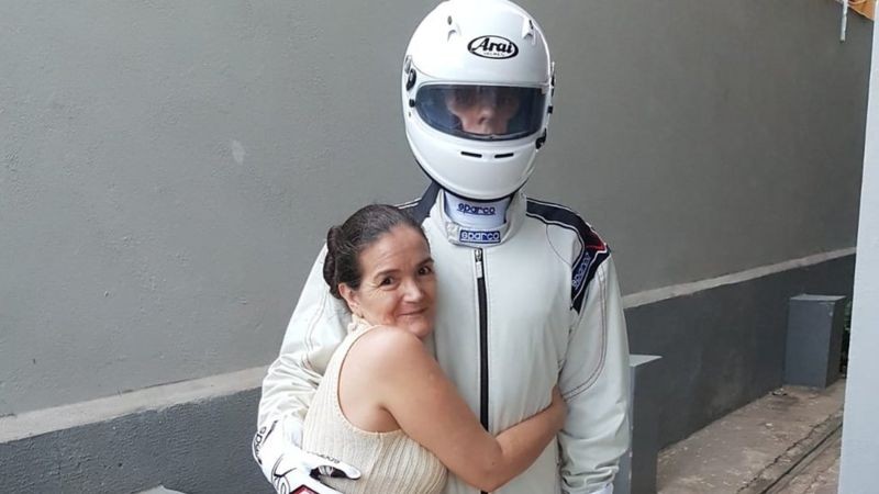Mãe é a maior incentivadora do filho no automobilismo (Foto: Arquivo pessoal via BBC News)