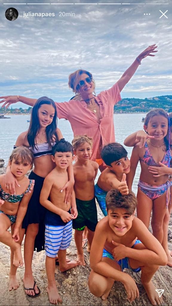 Juliana Paes com os filhos e parentes na praia (Foto: Reprodução/Instagram)