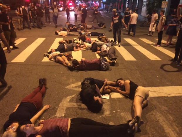 Grupo deita no chão e forma a palavra Golpe (Foto: Roney Domingos/G1)
