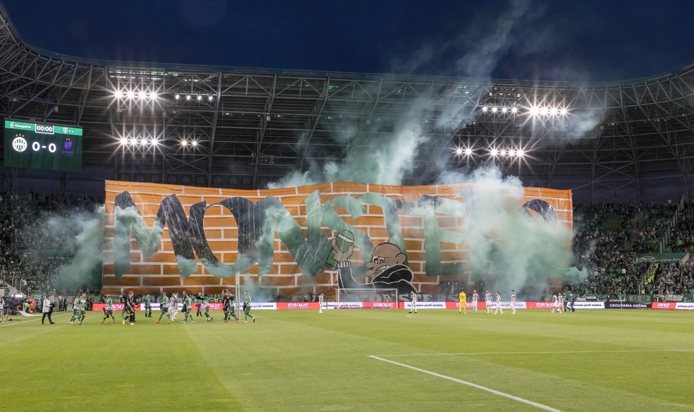 Torcida do Ferencvaros, na Hungria, exibe mosaico 3D em partida que marca volta do acesso aos estádios sem restrições no país — Foto: Laszlo Szirtesi/Getty Images
