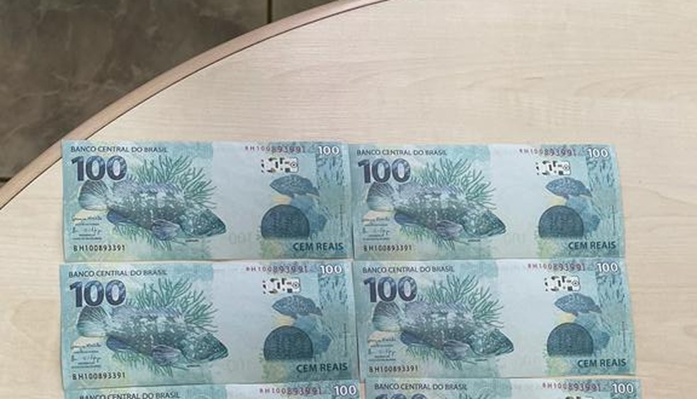 Foram apreendidas dez notas falsas de R$ 100 — Foto: Polícia Federal/Reprodução