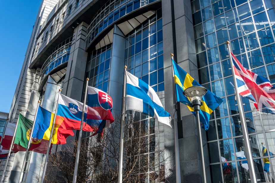 Bandeiras em frente ao prédio do Parlamento Europeu em Bruxelas, na Bélgica