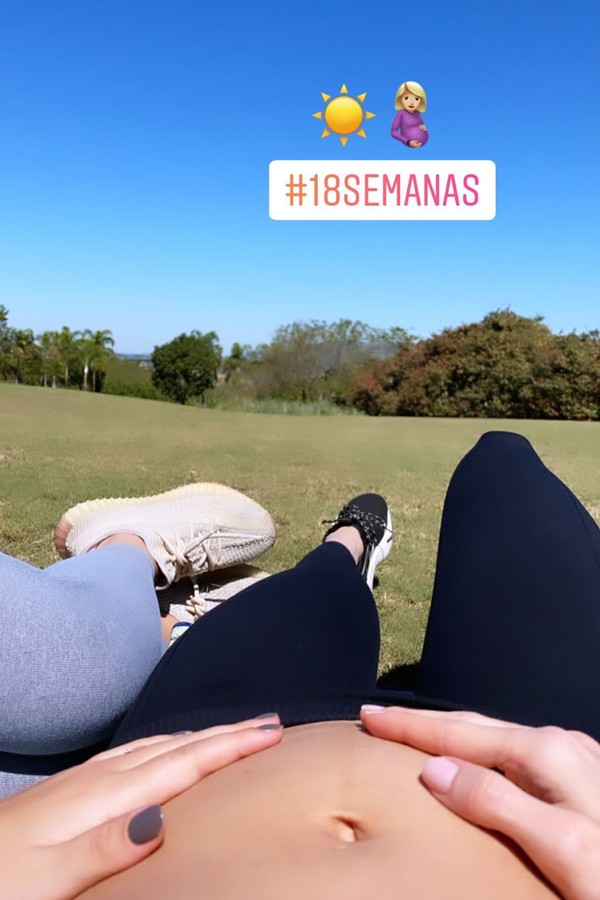 Romana Novais toma sol e exibe barriguinha de 18 semanas (Foto: Reprodução/Instagram)