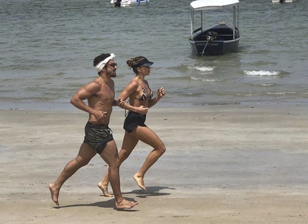 Caio Castro e Grazi Massafera correm juntos em Carneiros (Foto: Reprodução/Instagram)