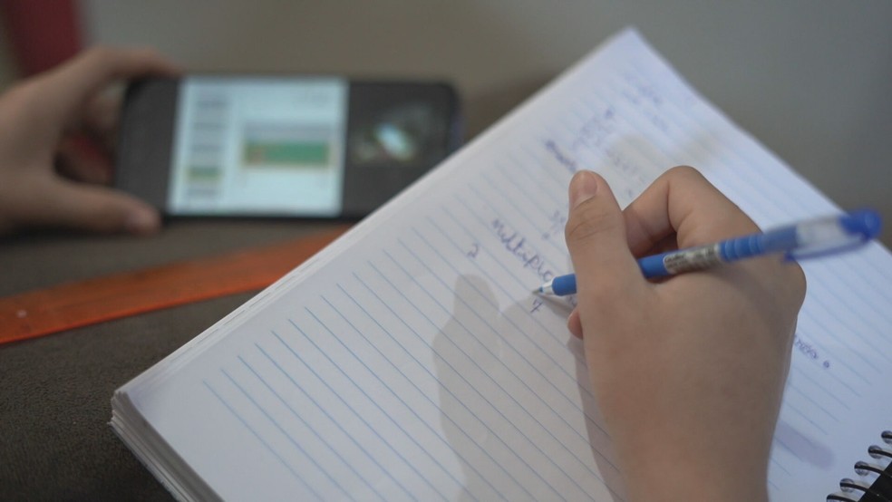 Estudante escreve em caderno — Foto: TV Globo / Reprodução