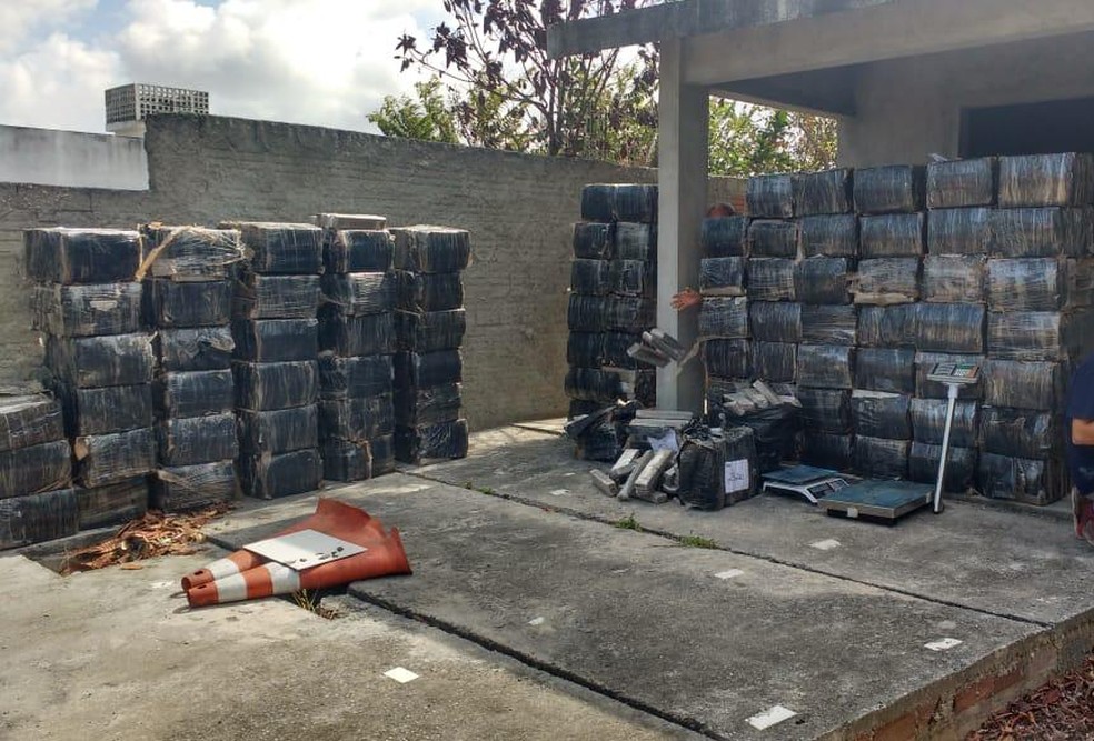 A droga foi encontrada em vários cômodos da casa, além de anotações de venda e distribuição realizadas pelo tráfico na região do Conde, na PB — Foto: Tenente Lucenildo/Polícia Militar