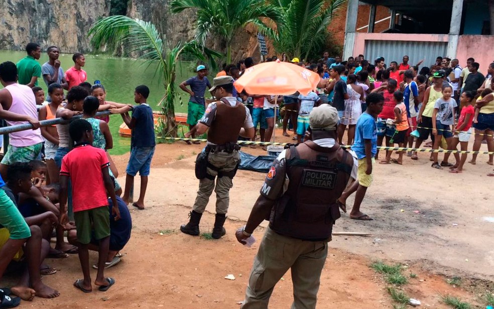 Jovem se afogou em lagoa no bairro do Saboeiro, em Salvador (Foto: Ramon Ferraz/TV Bahia)