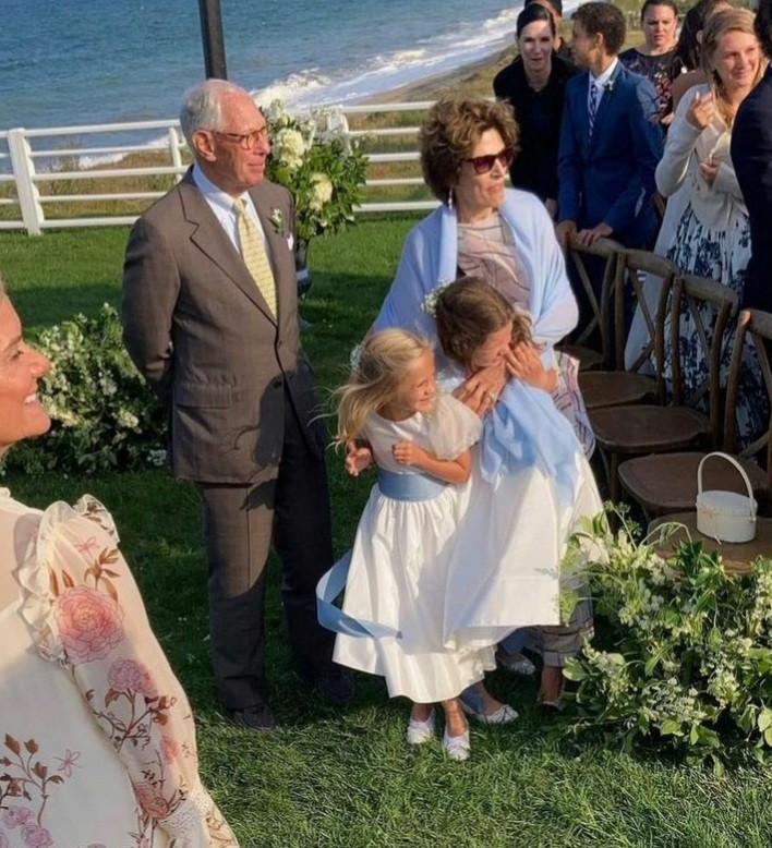 As pequenas Olive e Frankie, filhas de Drew Barrymore, no casamento do pai  (Foto: Reprodução / Instagram )