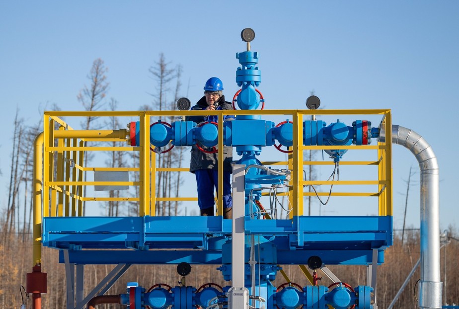 Funcionário monitora estação do gasoduto Poder da Sibéria em Lensk, na Rússia