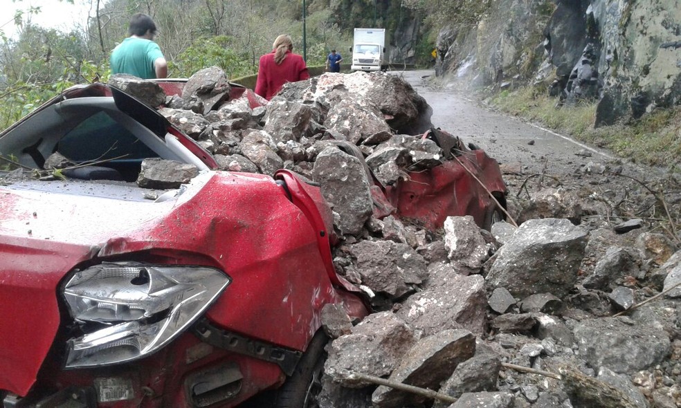 Carro foi atingido por deslizamento de rochas na Serra do Rio do Rastro em 2016 — Foto: PMRv/Divulgação