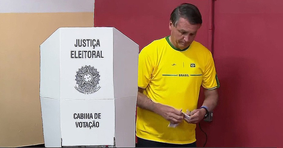 Jair Bolsonaro votando na Vila Militar, na Zona Oeste