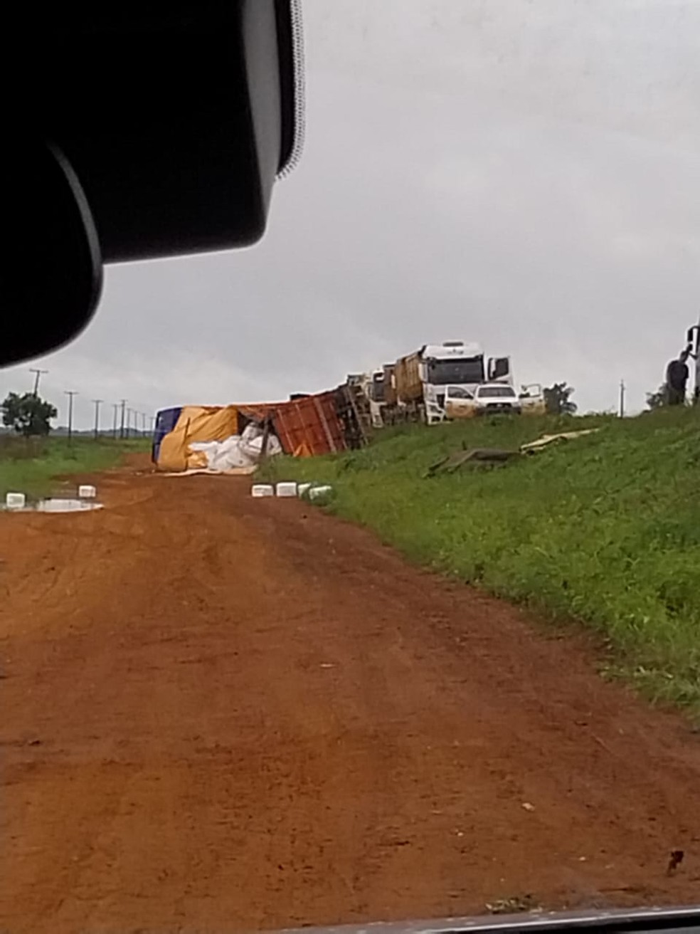 Cinco veículos se envolveram em acidente na BR-163, em Lucas do Rio Verde (MT).  — Foto: Vander Lucas/Cedida