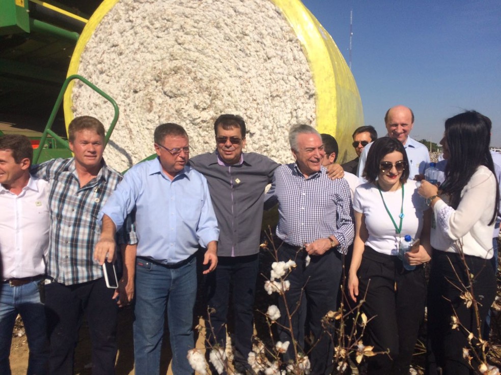 Ministro da Agricultura, Blairo Maggi, e representantes do setor participaram de colheita simbólica de algodão (Foto: Marcelo Souza/ TVCA)
