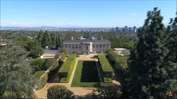 A mansão da série A Família Buscapé comprada por 600 milhões de reais por Lachlan Murdoch, filho do magnata Rupert Murdoch  (Foto: Reprodução)