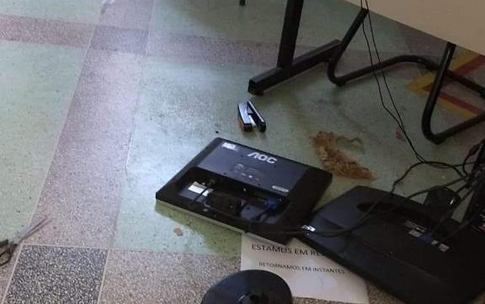 Equipamentos de informática foram jogados no chão — Foto: Arquivo pessoal