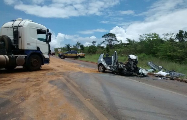 Motorista e quatro crianças que estavam no carro morreram em colisão contra caminhão na BR-070, em Goiás (Foto: Divulgação/ PRF)