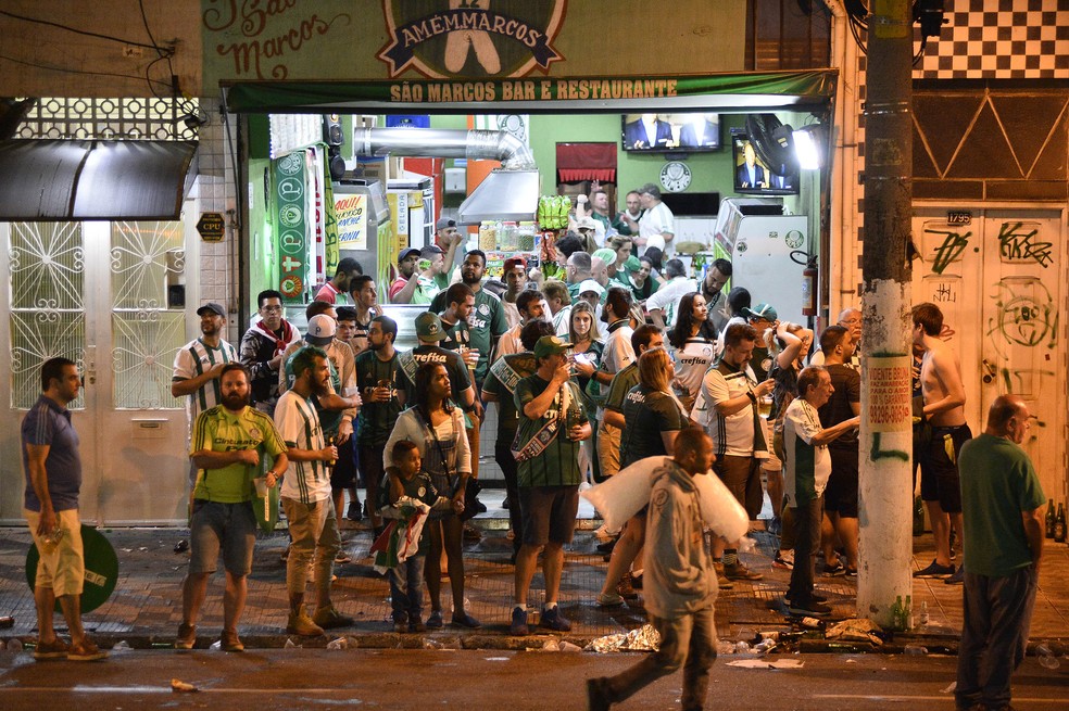Torcedores procuraram se abrigar em bares; havia muitas famÃ­lias â€” Foto: Marcos Ribolli