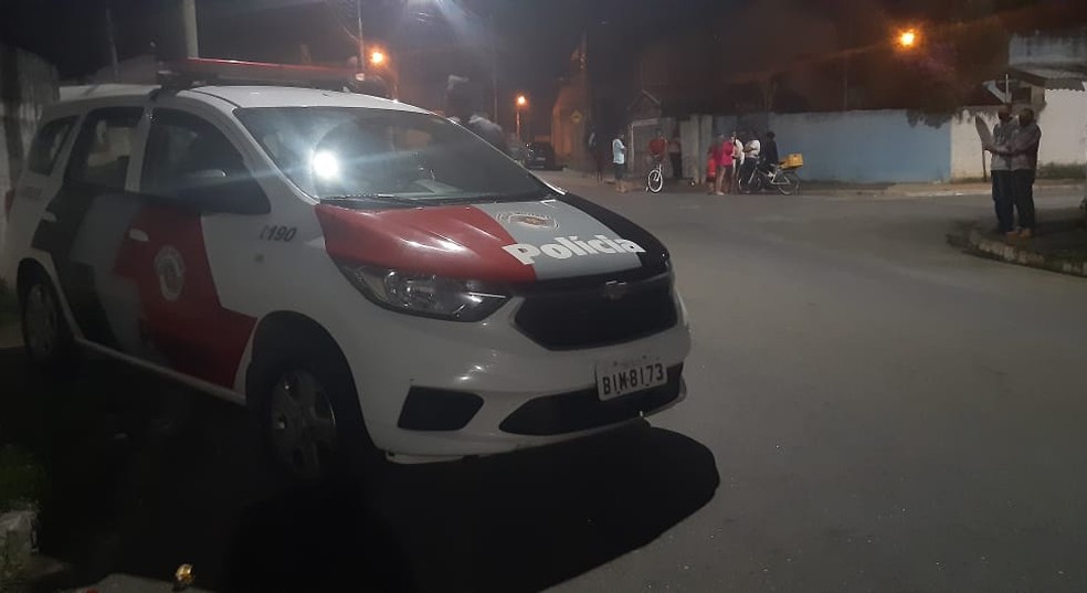 Homem &eacute; preso por tr&aacute;fico de drogas e posse ilegal de arma em Taubat&eacute; &mdash; Foto: Rauston Naves/ Metropolitana