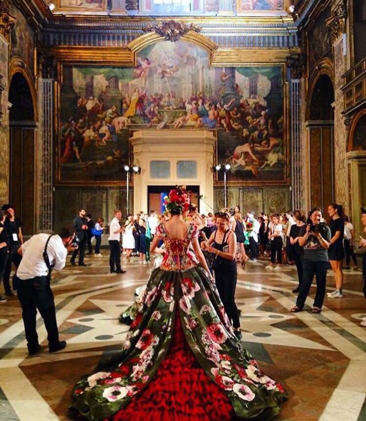 Backstage do desfile da Dolce & Gabbana foi montado dentro de uma igreja (Foto: Instagram/Reprodução)