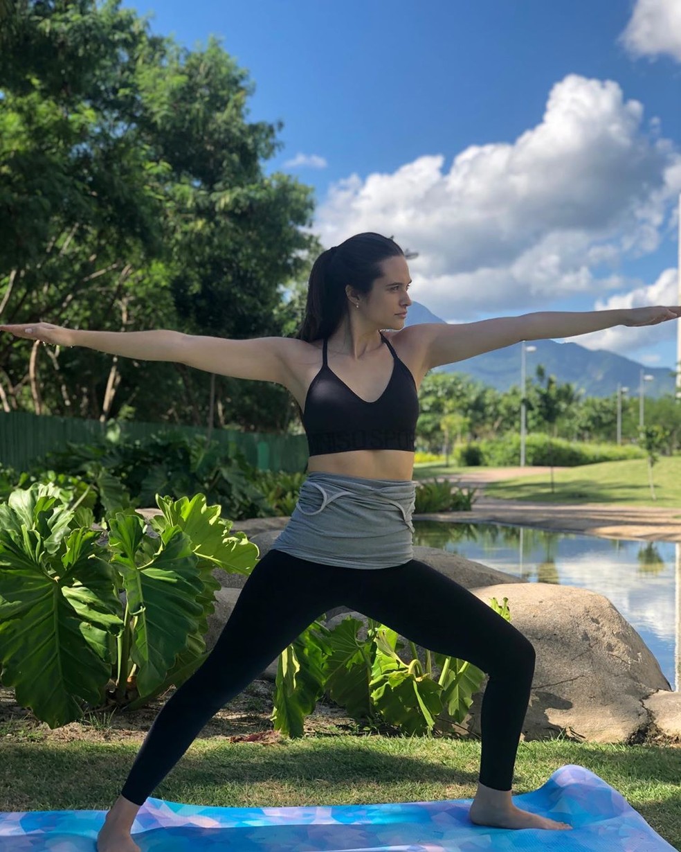 Juliana Paiva na postura de ioga conhecida como Guerreiro — Foto: Reprodução / Instagram