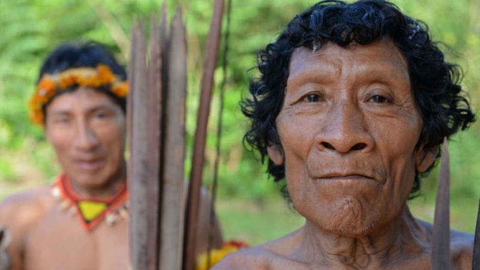 Karapiru (à direita) se tornou símbolo da resistência do Awá Guajá — Foto: Getty Images via BBC