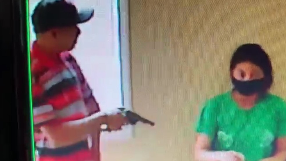 Assaltantes ameaçam funcionários dentro de padaria, em São Luís — Foto: Redes Sociais