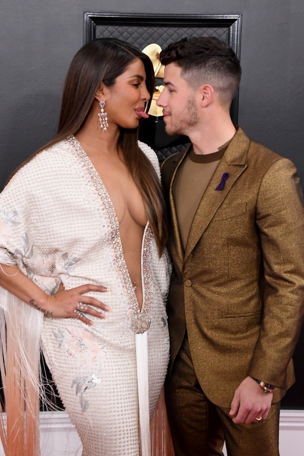 Priyanka Chopra Surge Com Look Superdecotado No Grammy Vogue Moda 2602