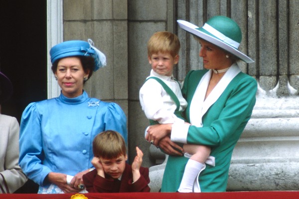 Foto de 1988 mostrando o Príncipe William na companhia da mãe, Princesa Diana (1961-1997); do irmão, Príncipe Harry; e da Princesa Margaret (1930-2002) no Paláio de Buckingham (Foto: Getty Images)
