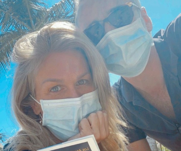 Ludmila Dayer e o marido são vacinados contra a Covid-19 nos EUA (Foto: Reprodução/Instagram)
