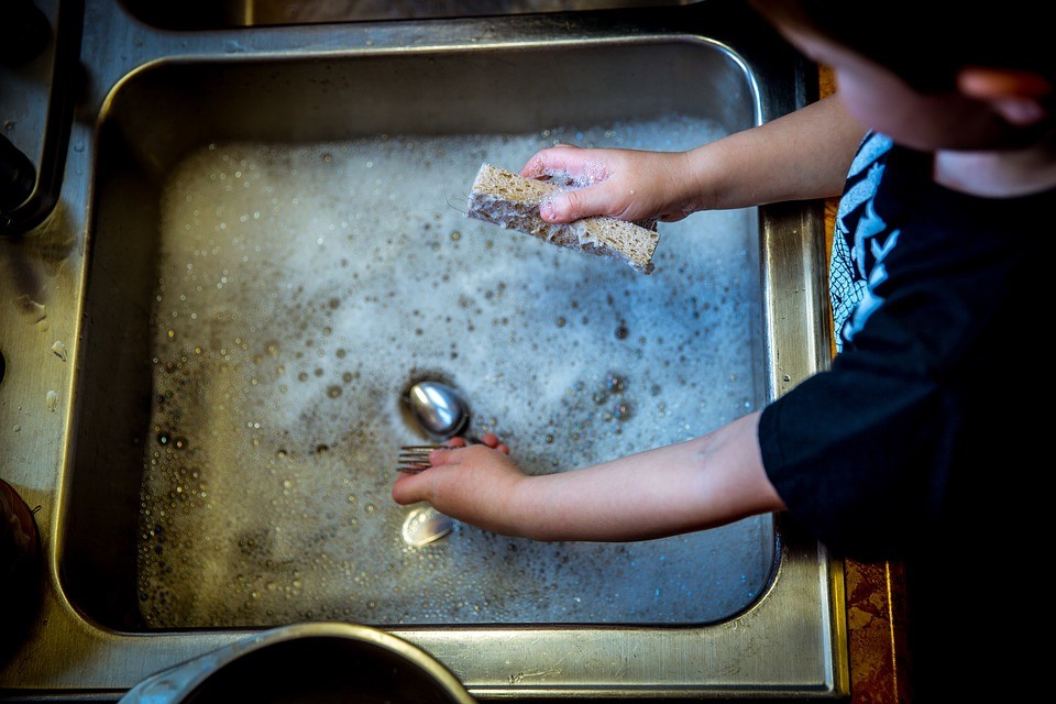 A cultura na qual as mulheres fazem a maior parte das tarefas domésticas deve ser mudada.  (Foto: Pixabay)