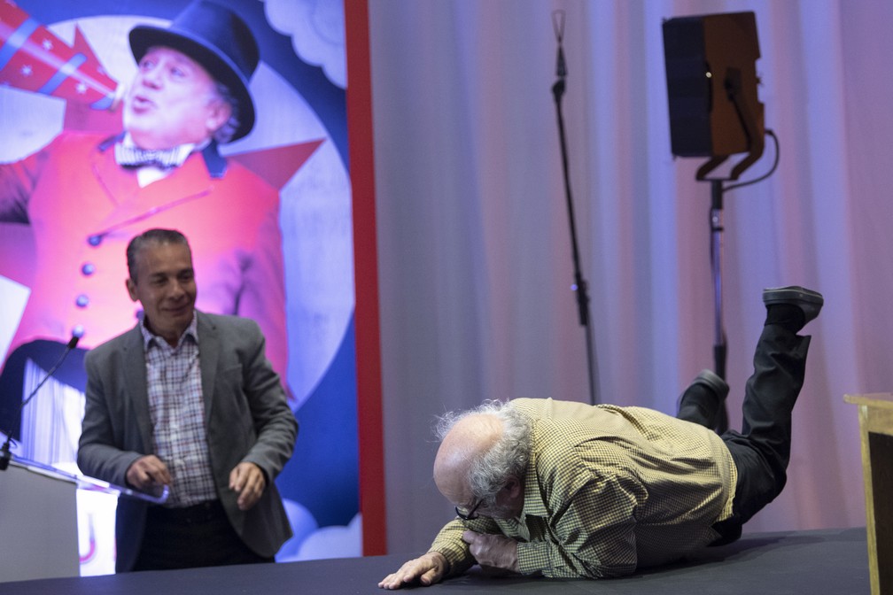 Danny DeVito cai em palco durante apresentação do filme ‘Dumbo’ — Foto: Pedro PARDO / AFP