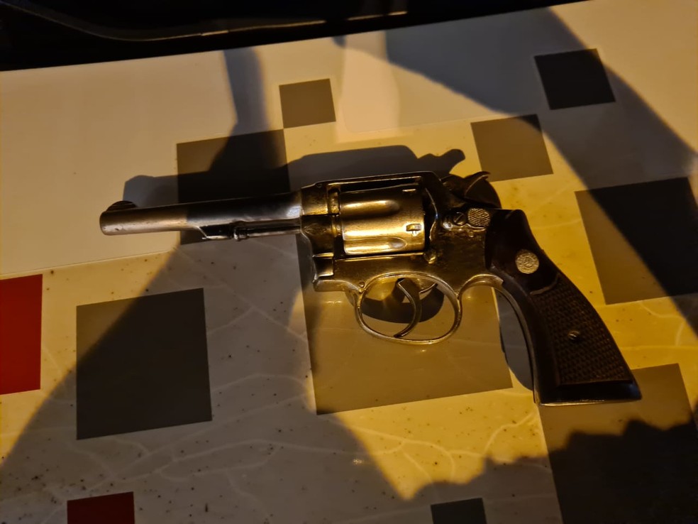 Polícia apreendeu arma de fogo com quadrilha suspeita de sequestrar empresário em Bastos — Foto: João Trentini/Divulgação