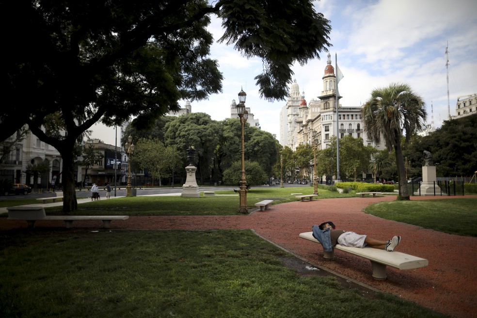Um sem-teto descansa em um parque perto do Congresso, em Buenos Aires, na Argentina — Foto: Natacha Pisarenko/AP