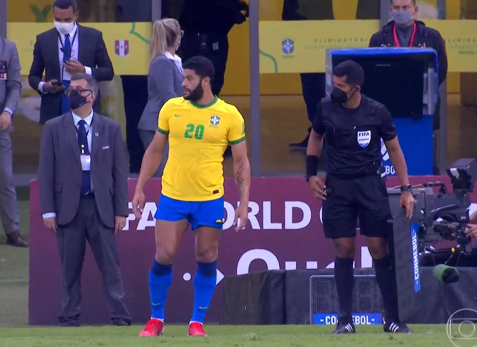 Hulk entrando em campo pela Seleção: jogador foi convocado uma vez desde que retornou ao Brasil — Foto: TV Globo