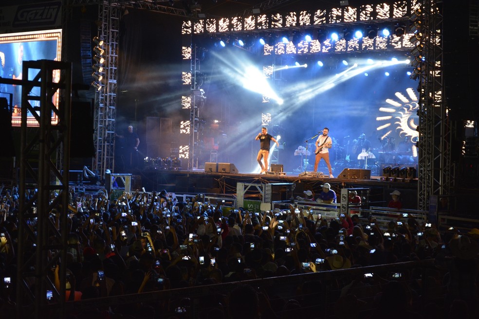 Público na arena cantava as músicas e filmavam partes do show  — Foto: Jeferson Carlos/G1