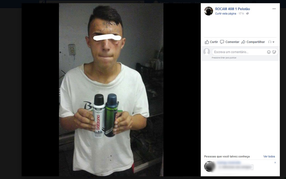 Foto publicada no Facebook atribuído a Rocam da PM mostra jovem tatuado na testa detido com desodorantes furtados (Foto: Reprodução/Facebook)
