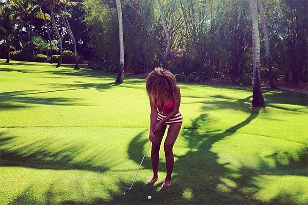 Beyonce errou - e feio - no Photoshop. As pernas dela nem estão parecendo de verdade! (Foto: Reprodução/Instagram)