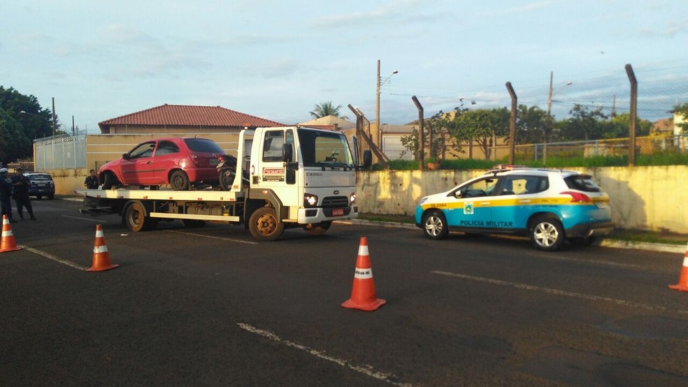 Carro estava abandonado e foi guinchado  (Foto: Osvaldo Nóbrega/TV Morena)