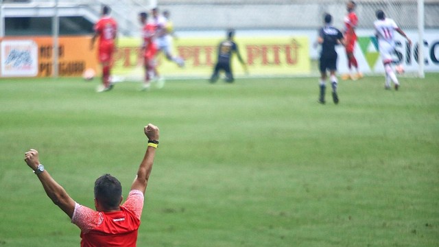 Evaristo Piza comemora gol de Romarinho