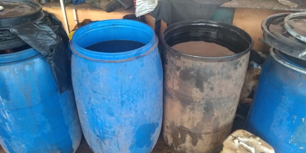 Dupla é presa com mais de mil litros de óleo diesel de procedência duvidosa em Macatuba — Foto: Polícia Militar/Divulgação